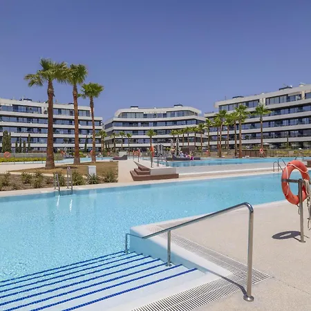 Vivi Homes - Aura Pool, Sauna, Spa, Gym & Sea View Apartment
